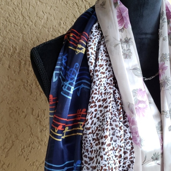 3 new silk scarfs. Never worn. - Picture 2 of 4